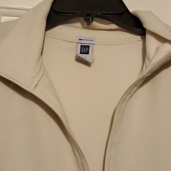Gap white fleece jacket ๐3 For $15๐ - Picture 3 of 5